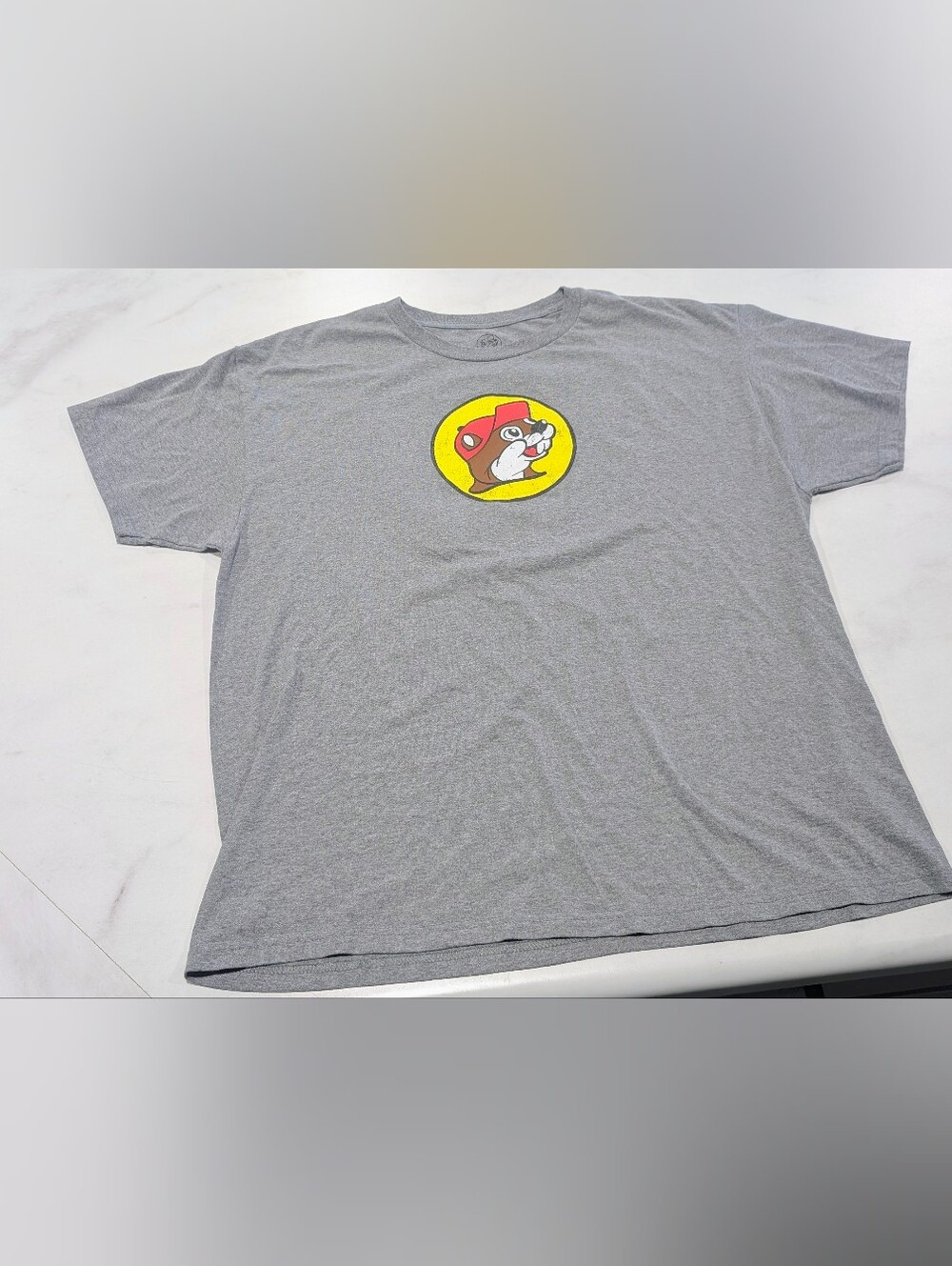 Buc-ee's Men's Gray Short-Sleeve Graphic Tee with Colorful Character Emblem